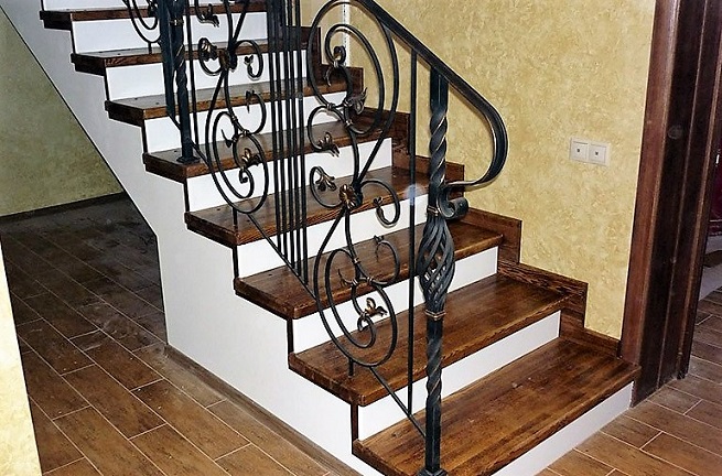 Обшивка бетонной лестницы деревом от бренда «Завод лестниц» | Отделка  монолитной лестницы